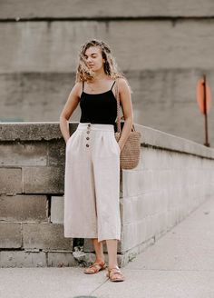 Here's Your Chic 10 Piece Wardrobe for Summer - MY CHIC OBSESSION Minimalistic Summer Outfits, Comfy Casual Summer Outfits, Mode Zendaya, Summer Outfits Women 20s, Summer Outfits Women 30s, Summer Outfit For Teen Girls, Vintage Summer Outfits, Elegant Summer Outfits, Hot Summer Outfits