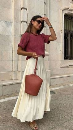 Here's how to style a maxi skirt including 6 cute ways to wear this cute spring and summer fashion trend for women! Click to see these easy and classy outfit ideas for women. Classy Outfit Ideas For Women, Style A Maxi Skirt, Classy Outfit Ideas, Ootd Spring, Outfit Ideas For Women, فستان سهرة, Looks Street Style, Summer Fashion Trends, Cute Spring