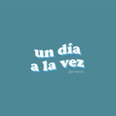 the words are written in spanish on a blue background with white letters that read, un diaa la vez