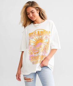 Billabong Dreamin' All Day Oversized T-Shirt - White Medium, Women's Saltcrystal Graphic t-shirt Bust measures 47 on size small Body length 27 1/2 on size small. 100% Cotton. Machine wash cold gentle cycle. Do not bleach. Tumble dry low or line dry. Cool iron if needed. Do not dry clean.. Measurements: Bust -Fullest part of bust with arms at sides. Waist -Circumference of natural waist: above belly button below rib cage. Hips -Standing with feet together fullest part of hips. WOMEN'S TOP SIZE CO Womens Shirt Outfit, Preppy Summer Shirts, Graphic Tees Cute, Cute Oversized Tees, Beach Graphic Tee, Trendy T Shirts For Women, Graphic Tees Girls, Cute Shirts For Teenagers, Graphic Shirt Outfit