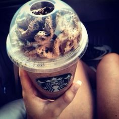 Mocha Cookie Crumble, Starbucks Lovers, Starbucks Recipes, Naha, Starbucks Drinks, Starbucks Coffee, Cookie Dough Cafe, Frappe, Coffee Addict