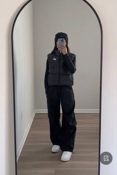 Amazon Warehouse Job Outfit, Trendy Outfits Streetwear, Outfit Inspo Cold Weather Aesthetic, Tiktok Outfits Aesthetic, Large Vest Outfit, Baggy Pants Winter Outfit, Arcade Outfit Ideas Winter, All Black Fits Street Styles, Cold Streetwear Outfits