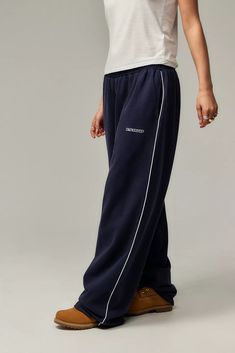 iets frans... Navy Harri Baggy Joggers | Urban Outfitters UK Urban Outfitters Outfit, Baggy Joggers, Urban Apparel, Urban Outfitters Clothes, Joggers Outfit, Nike Joggers, Xmas List, Blue Fits, Women's Casual Style