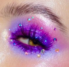 Lisa Frank Inspired Makeup, Colorful Glitter Eye Makeup, Messy Glitter Makeup, Holographic Makeup Look, Lisa Frank Makeup, Holographic Makeup, Funky Makeup, Pretty Eyeshadow, Catty Noir