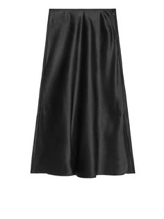 Bias-Cut Satin Skirt - Black - ARKET WW Outfits With Knee High Boots, Slip Skirt Outfit, Midi Skirt Winter, Satin Noir, Bias Cut Skirt, Slip Skirts, Slip Skirt, Fashion People, Satin Skirt