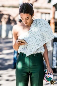 chicblanccouture: “ Street Style MBFWA ” Nyc Street Style, Outfit Chic, Summer Wedding Outfits, Outfit Formulas, Bohol, Green Pants, Inspired Outfits, Eclectic Style, Street Chic