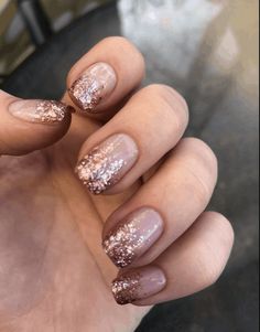 Rose Gold Manicure Ideas, Rose Gold Dip Nails, Copper Glitter Nails, Party Nails New Years Eve, Rose Gold Glitter Nails, Christmas Party Nails, Holiday Nail Ideas, Gold Glitter Nails, Holiday Nail