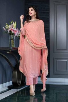 Gaun Fashion, Long Kurti Designs, Pakistani Dresses Casual, Pakistani Fashion Party Wear, Salwar Kamiz, Kurti Designs Party Wear, Kurta Designs Women, Simple Pakistani Dresses