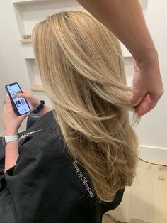 Blonde Hair With Long Layers, Blond Layers, Blonde Highlights With Layers, Root Stretch Hair Blonde, Best Hair Dye, Dyed Curly Hair, Golden Blonde Hair