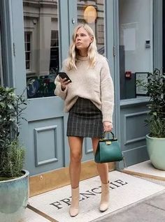 Cómo combinar unos botines en beige (277 outfits) | Lookastic España Mode Tips, Rock Outfit, Outfit Trends, Skirt Mini, Autumn Outfits, Winter Trends, Dressy Outfits