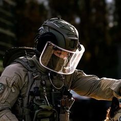 K9metierpassion ® on Instagram: "📸 @gign.france [DIRIGEMENT] 👉🏽 @k9visionsystem Au GIGN, certains chiens sont formés à la capacité « Dirigement ». Équipés d’un casque muni d’une caméra et d’un émetteur-récepteur, ces « équipiers » sont notamment utilisés pour des missions de reconnaissance. Entraînés grâce à un langage spécifique composé d’une cinquantaine de mots, ces bergers belges malinois peuvent être dirigés à distance par leurs maîtres qui utilisent alors un micro et une tablette. Cette spécialité s’ajoute aux capacités d’assaut et de recherche d’explosifs que présentent déjà les chiens du GIGN. Ce qui leur confére des profils très polyvalents. #GIGN #gendarmerie #militaire #forcespeciales #france #k9 #k9metierpassion" Best Special Forces, Special Forces Gear, Military Gear Tactical, Tac Gear, Tactical Gear Loadout, Army Pics, Combat Gear