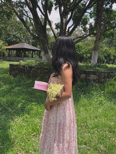 Girl Holding Flowers Aesthetic, Hijabi With Flowers Aesthetic, Girl With Bouquet Of Flowers Aesthetic, Flower Bookey, Picnic Photography, Pedicure At Home, Cute Selfies Poses, Girly Photography, Aesthetic Wallpapers