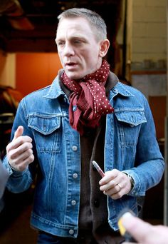 Daniel Craig Daniel Craig Style, Daniel Graig, Denim Outfit Men, Older Mens Fashion, Der Gentleman, Dapper Dudes, Best Bond, Rachel Weisz, Mens Fashion Inspiration