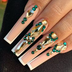 Red And Green Rhinestone Nails, Quinceañera Green, Green Rhinestone Nails, Green Nails With Rhinestones, Nail Rhinestone Design Ideas, Nail Crystal Designs