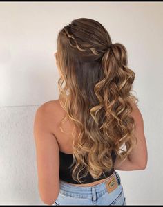 Prom Hair Strawberry Blonde, Grad Hairstyles For Medium Length Hair, Hair For A Bridesmaid, Loose Braid Bridesmaid Hair, Beach Waves Hair Styles, Pretty Simple Hairstyles, Grad Party Hairstyles, Hairstyles For Cap And Gown Graduation, Hair Styles For Strapless Dress Formal