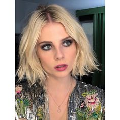 Der kurze Petit Bob ist der Trendhaarschnitt für den Frühling 2019. ELLE verrät, wie man die neue Trendfrisur trägt und wem sie wirklich steht. Lucy Boynton Hair, Warm Platinum Blonde Hair, Warm Platinum Blonde, Versatile Haircut, Dunner Wordend Haar, Blond Balayage, Fall Hair Cuts, Haircut Inspiration