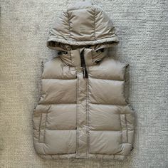 Aritzia - The Super Puff Shorty Vest Modern Taupe Size Xxs In Almost New Condition - Slight Wear On The Coating Of The Zipper (See Photos) This Puffer Contains Innovative Fabric From Japan And 100% Responsibly Sourced Goose Down. Designed With Maximalist Proportions, The Super Puff Shorty Vest Has A Boxy Fit And Will Keep You Super Warm Where It Counts. It’s Made With Roomier Armholes Than The Original Super Puff Vest, Making It An Ideal Choice For Layering Over Bulkier Sweaters. It’s Made With Super Puff Vest, Super Puff Shorty, Aritzia Super Puff, The Super Puff, Aritzia Jacket, Bulky Sweaters, Super Puff, Puff Vest, Ripstop Fabric