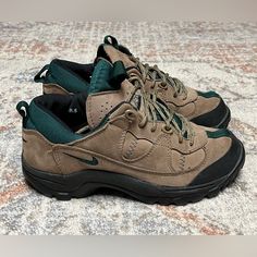 Like New Brooks Shoes Women, Nike Hiking Shoes, Forces Outfit, Nike Acg Shoes, Hacks Clothes, Brooks Shoes, Shoes Vintage, Hiking Boot, Fashion Hacks