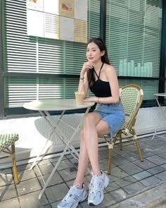 Music Instagram, Simple Style Outfits, Korean Outfit Street Styles, Poses Women, Fashion Moodboard, Pose Fotografi, Aesthetic Kitchen