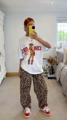 Styling Band Tees, Summer Vegas Outfit Ideas, Day Off Outfit, Checkered Pants Outfit, Vegas Outfit Ideas, Summer Vegas Outfit, Cheetah Print Outfits, Pants Outfit Summer, Dinner Outfit Casual