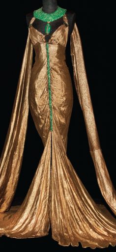 Gold lamé and emerald gown worn by Claudette Colbert as Cleopatra in 1934 Travis Banton, Cleopatra Quotes, Egyptian Dress, Claudette Colbert, Star Costume, Random Clothes, Hollywood Costume, Quotes Wisdom, Beautiful Costumes