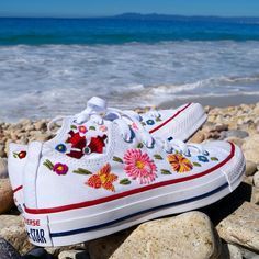 Tenis #converse bordados a mano encuéntralos en nuestra tienda online Mexican Quinceanera Dresses, Curvy Petite Fashion, Shoes Ideas, Embroidered Shoes, Diy Shoes, Painted Shoes, Boho Chic Fashion, Converse Shoes, Quinceanera