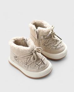 Keep your little one's feet warm and stylish with our New Winter Baby Boots. Featuring a cozy plush lining, durable rubber sole, and a trendy design, these toddler and infant shoes are perfect for little boys and girls. Ideal for chilly days, these fashionable boots will keep your baby comfortable and snug all winter long.Measures your child's foot and add 1 CM. Baby Winter Boots, Disney Slippers, Disney Sneakers, Boys Snow Boots, Baby Boy Shirts, Led Shoes, Rain Shoes