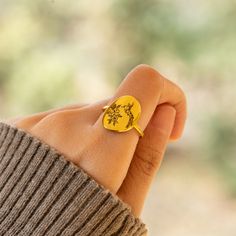 DESCRIPTION Fearlessly seeking the sweetness of life, the hummingbird is a messenger of love, good luck and joy. Stamped with a hummingbird and flowers, this golden Hummingbird Disk Ring is a perfect gift to treat yourself or a hummingbird lover.SPECIFICATIONSMetal: 925 Sterling Silver with 18K Gold PlatedNickel and Tarnish Free Golden Hummingbird, Hummingbird Jewelry, Ring Gold, Treat Yourself, Good Luck, Of Love, Gold Rings, 18k Gold, 925 Sterling Silver