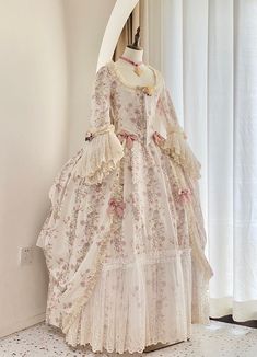 Queen Marie Antoinette, Marie Antoinette Style, Rococo Dress, 18th Century Costume, Royal Court, Great Hairstyles, Century Clothing, Victorian Lady, Victorian Clothing