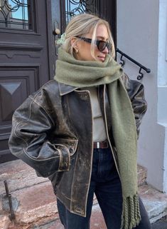 Autumn Jackets 2024, Canvas Jacket Outfit, London Outfit Ideas Winter, La Fall Outfits, Green Scarf Outfit, Looks Adidas, 00s Mode, Stile Blair Waldorf, Adrette Outfits