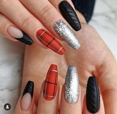 Red And Black Nails Christmas, Cute Black Acrylic Nails, Holiday Mood Board, Nail Art Noir, Winter Christmas Nails, Nails Xmas, Nail Art Noel, Unghie Nail Art, Amazon Beauty