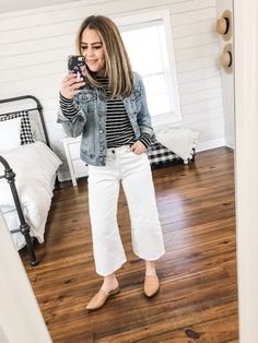 Black White Striped Shirt Outfit, Style A Striped Shirt, White Striped Shirt Outfit, How To Wear Denim Jacket, Outfits With Striped Shirts, Style Shirt Dress, White Pants Outfit, White Jeans Outfit, Striped Shirts