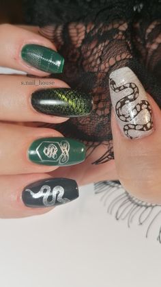 Harry Potter Nails Slytherin, Slytherin Nail Ideas, Slytherin Nail Art, Slytherin Nails, Harry Potter Nails Designs, Nail House, Potter Nails, Nails For Halloween, Harry Potter Nail Art