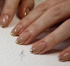 Nail Art For Karwachauth, Karwachauth Nails Design, Formal Event Nails, Nail Gold Design, Acrylic Nails For Wedding, Cute Aesthetic Nail Ideas, Elegant Nails Gold, Gold Accent Nail Design, Nails With One Accent Nail