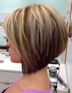 LOVE this one. The length, the balance of colors.....I would do a rich coppery dark auburn with highlights in medium and light copper. Cute Everyday Hairstyles, Kort Bob, Dunner Wordend Haar, Body Tips, Stacked Bob Hairstyles, Stacked Bob Haircut, Hair Styles 2014, Popular Haircuts, Short Hair Styles For Round Faces