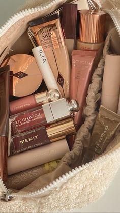 Koleksi Makeup, Makeup Bag Essentials, Makijaż Smokey Eye, Make Up Inspo, Fancy Makeup, Makeup Needs, Makeup Obsession, Makeup Items