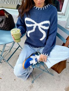 Cozy Girl Outfit, Outfit With White Jeans, Navy Sweater Outfit, Feminine Winter Outfits, Bow Sweater, Navy Sweater, Sweater Outfit, Preppy Outfit, Women's Casual Style