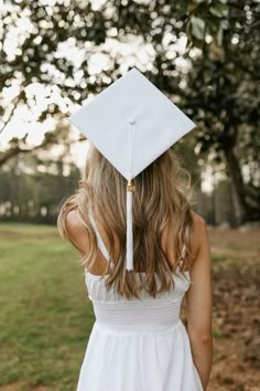 Senior photoshoot, graduation cap, inspo Grad Cap And Gown, Senior Pictures Graduation, Graduation Card Pictures, Graduation Photo Pose Ideas, Senior Graduation Picture Ideas, Senior Portraits Cap And Gown, Graduation Portrait Poses, Fall Cap And Gown Pictures, Senior Photoshoot Ideas Cap And Gown