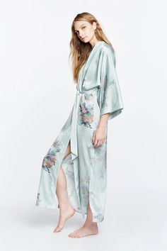 Long Kimono Outfit, Womens Robes Long, Robes For Bridesmaids, Long Floral Kimono, Vintage Asian Art, Flower Kimono, Robes For Women, Kimono Outfit, Plus Size Kimono