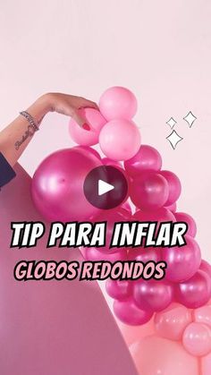 a woman is holding pink balloons in front of her face and the words tip para inflar