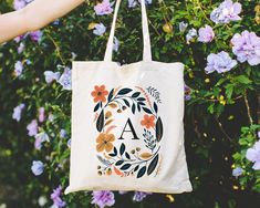 Personalized Monogram Tote Bag, Custom Initial Floral Wreath Canvas Bag, Hand painted Letter Design, Personalized Gift, Wedding Favor ✨ ELEGANCE MEETS VERSATILITY ✨ Embark on a journey of personalized sophistication with our exquisite collection of canvas tote bags! 🌸👜 Perfect for every occasion, whether it's a cherished celebration, a weekend getaway, or a daily expression of style. From boardrooms to beach days, our canvas totes effortlessly blend fashion with function. Artists, wanderers, e Beach Tote Bags Diy, Canvas Bag Painting Ideas, Tote Bag Painting Ideas, Canvas Bag Design, Canvas Totes, Tote Bag Custom, Painted Tote, Etsy Wedding Favors, Monogram Tote Bags