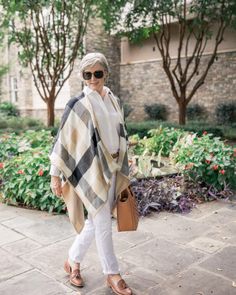 25 Chic Fall Outfits for 60-Year-Olds: Style Ideas & Seasonal Trends Fashion Over 60, 60 Year Old Woman, Chic Crossbody Bag, Fashion Glamour, Chic Fall Outfits, White Trousers, Colorful Scarf, Leopard Print Top