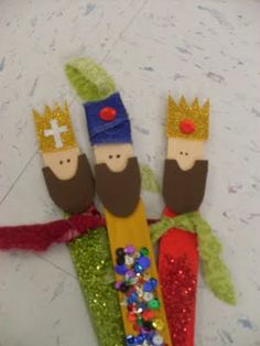 two wooden peg puppets with crowns on them