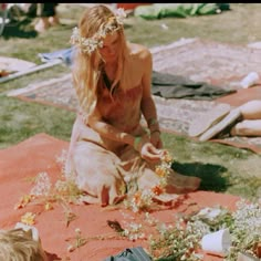 flower chains Indie Girls, Hippie Commune, Woodstock 1969, Woodstock Festival, Hippie Lifestyle, Hippie Aesthetic, Estilo Hippy, 70s Aesthetic, Psy Art