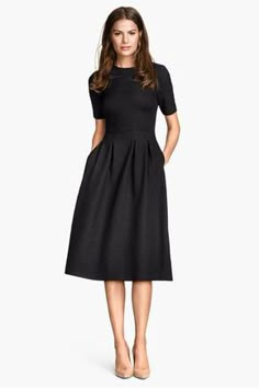 15 Rule-Breaking Valentine's Day Dresses #refinery29  http://www.refinery29.com/unique-valentines-day-dresses#slide-4  The sleeves give this traditionally femme silhouette a sporty twist. Sukienki Maksi, Stil Elegant, Textured Dress, Glam Dresses, 가을 패션, Looks Style, Mode Inspiration, Trendy Dresses, Black Midi Dress