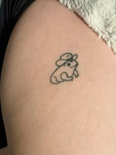 a small tattoo on the back of a woman's thigh that has a mouse drawn on it