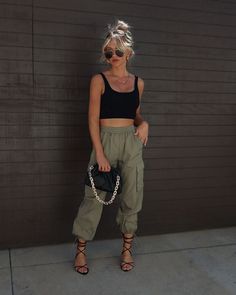 Curvy Casual Outfits, Nylon Pants, Looks Street Style, Overalls Women, Cargo Pants Women, Type Of Pants, Casual Trousers, Fit Style, Outfits Casuales