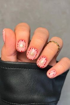 Get in the festive spirit with these creative short Christmas nails designs! From cute glitter nails to simple classy nail art ideas, we have you covered. Short Christmas Nails, Classy Nail Art Ideas, Christmas Tree Nails, Holiday Nails Christmas, Candy Cane Nails, Christmas Gel, December Nails, Red Christmas Nails, Tree Nails