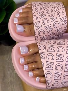 White Toe Nails Ideas With Design, Acrylic Toenail Designs, White Toe Nails With Design Toenails, White Acrylic Toe Nails, White Toe Nails Ideas, White Acrylic Toes, Bling Toe Nails, Baddie Toe Nails, Toenail Colors