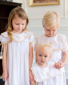 A white cotton bubble with an embroidered cream cross on the collar makes this vintage style the perfect outfit for a Christening or Baptism. Sleeves and collar have a cream lace detail. Fully lined with metal snaps in stride.